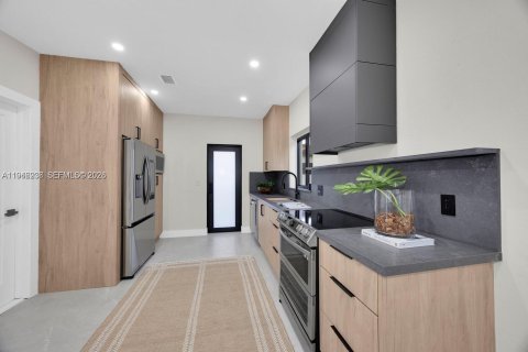 House in Coral Gables, Florida 2 bedrooms, 133.97 sq.m. № 2003089 - photo 13