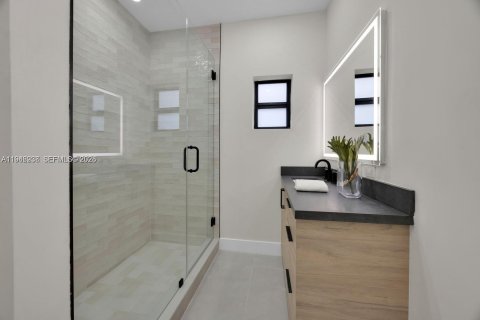 House in Coral Gables, Florida 2 bedrooms, 133.97 sq.m. № 2003089 - photo 20