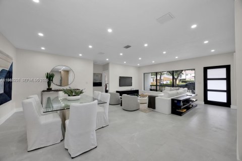 House in Coral Gables, Florida 2 bedrooms, 133.97 sq.m. № 2003089 - photo 6