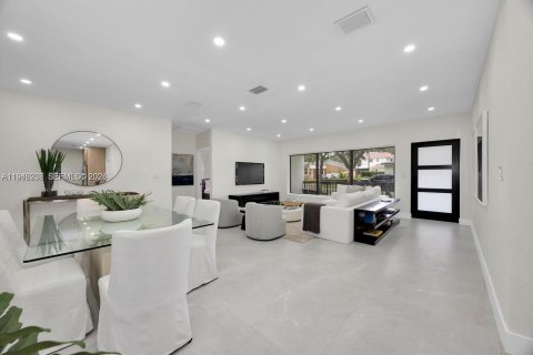 House in Coral Gables, Florida 2 bedrooms, 133.97 sq.m. № 2003089 - photo 4