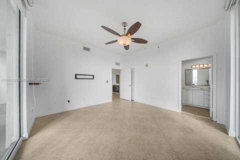 Купить кондоминиум в Майами, Флорида 2 спальни, 98.38м2, № 1855176 - фото 19