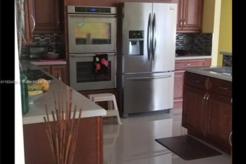 House in Plantation, Florida 4 bedrooms, 229.93 sq.m. № 1817580 - photo 3
