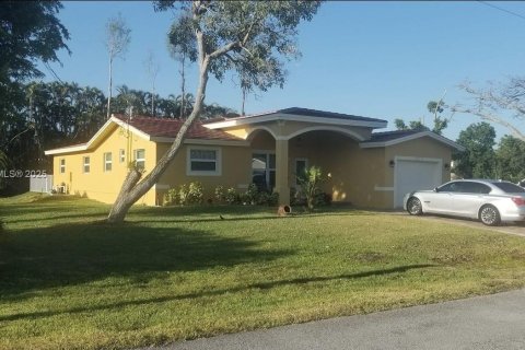 House in Plantation, Florida 4 bedrooms, 229.93 sq.m. № 1817580 - photo 1