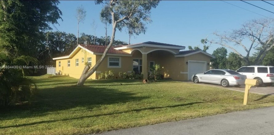 House in Plantation, Florida 4 bedrooms, 229.93 sq.m. № 1817580