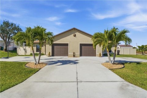 Immobilier commercial à Cape Coral, Floride 6 chambres, 224.64 m2 № 2123044