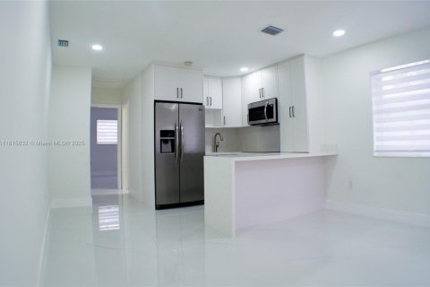 Снять в аренду виллу или дом в Майами, Флорида 1 спальня, 121.14м2, № 1958652 - фото 4