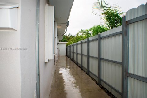 Снять в аренду виллу или дом в Майами, Флорида 1 спальня, 121.14м2, № 1958652 - фото 13