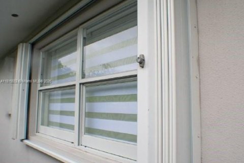 Снять в аренду виллу или дом в Майами, Флорида 1 спальня, 121.14м2, № 1958652 - фото 15