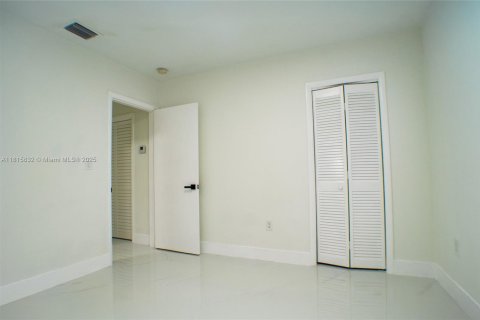 Снять в аренду виллу или дом в Майами, Флорида 1 спальня, 121.14м2, № 1958652 - фото 9