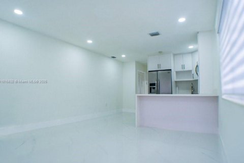 Снять в аренду виллу или дом в Майами, Флорида 1 спальня, 121.14м2, № 1958652 - фото 2