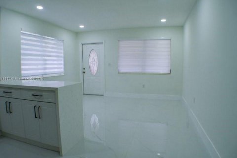 Снять в аренду виллу или дом в Майами, Флорида 1 спальня, 121.14м2, № 1958652 - фото 7