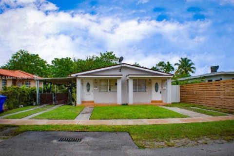 Снять в аренду виллу или дом в Майами, Флорида 1 спальня, 121.14м2, № 1958652 - фото 1