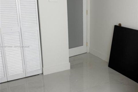 Villa ou maison à louer à Miami, Floride: 1 chambre, 206.8 m2 № 2045999 - photo 8