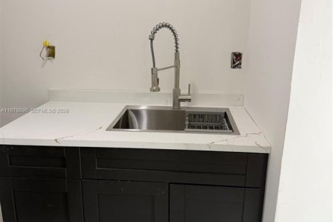 Villa ou maison à louer à Miami, Floride: 1 chambre, 206.8 m2 № 2045999 - photo 4