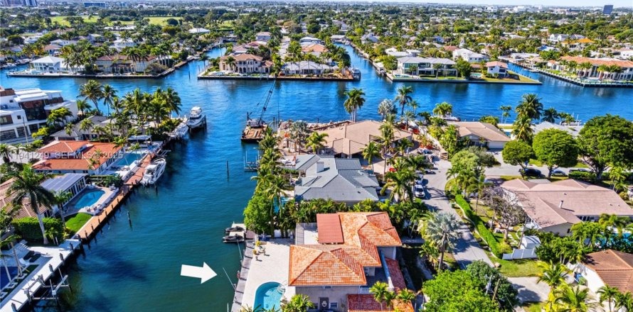 House in Fort Lauderdale, Florida 6 bedrooms, 338.16 sq.m. № 2001622