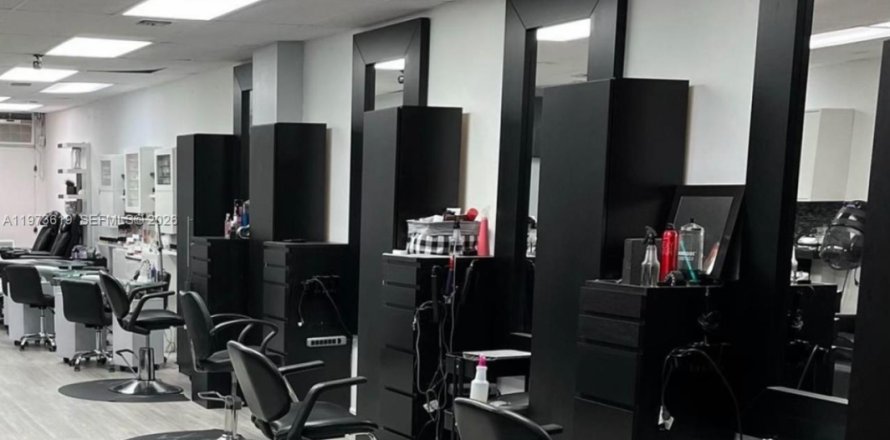 Immobilier commercial à Hialeah, Floride № 2033314