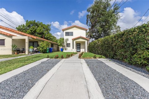 Villa ou maison à vendre à Miami, Floride: 2 chambres, 107.4 m2 № 2088344 - photo 2