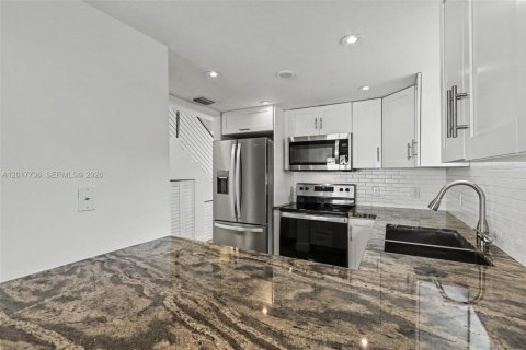 Villa ou maison à vendre à Miami, Floride: 2 chambres, 107.4 m2 № 2088344 - photo 16