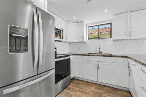 Villa ou maison à vendre à Miami, Floride: 2 chambres, 107.4 m2 № 2088344 - photo 15