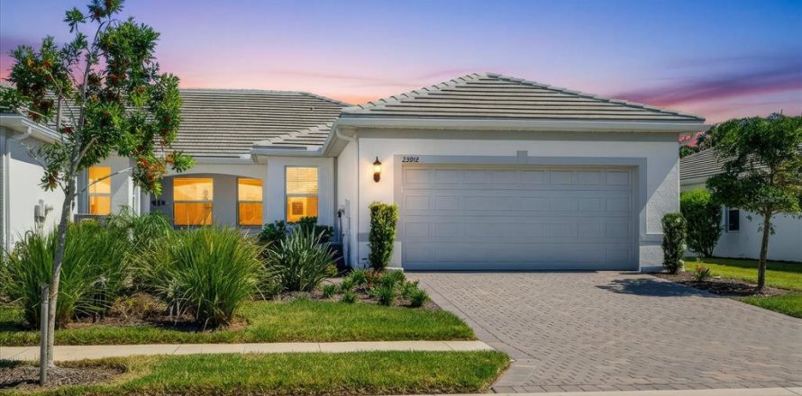 House in Englewood, Florida 3 bedrooms, 148.83 sq.m. № 2427417
