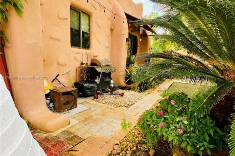 Propiedad comercial en venta en Miami Springs, Florida № 1646999 - foto 19