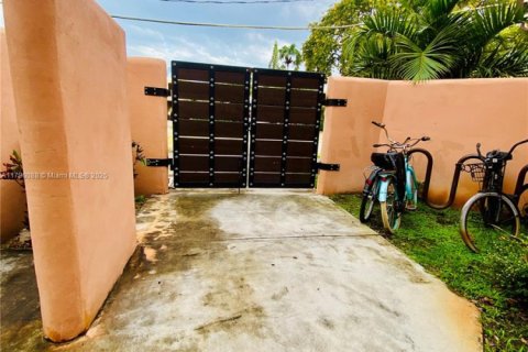 Propiedad comercial en venta en Miami Springs, Florida № 1646999 - foto 11