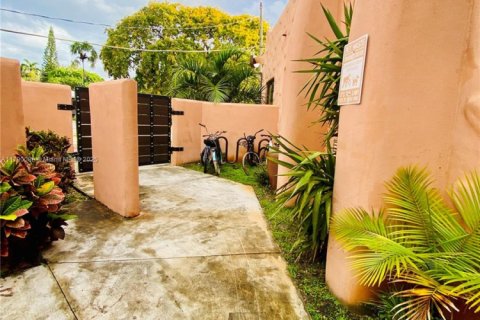 Propiedad comercial en venta en Miami Springs, Florida № 1646999 - foto 13