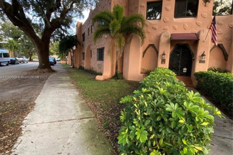 Propiedad comercial en venta en Miami Springs, Florida № 1646999 - foto 9