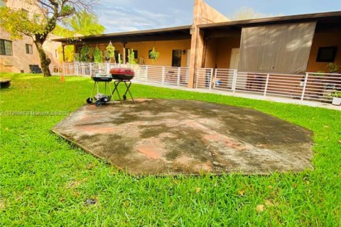 Propiedad comercial en venta en Miami Springs, Florida № 1646999 - foto 15