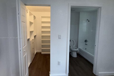 Villa ou maison à vendre à Miami, Floride: 4 chambres, 127.46 m2 № 2146471 - photo 15