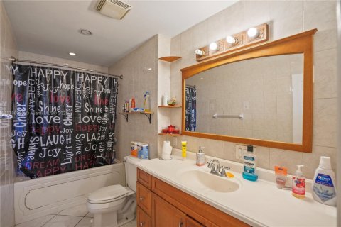 Condo in Fort Lauderdale, Florida, 3 bedrooms  № 1863203 - photo 19