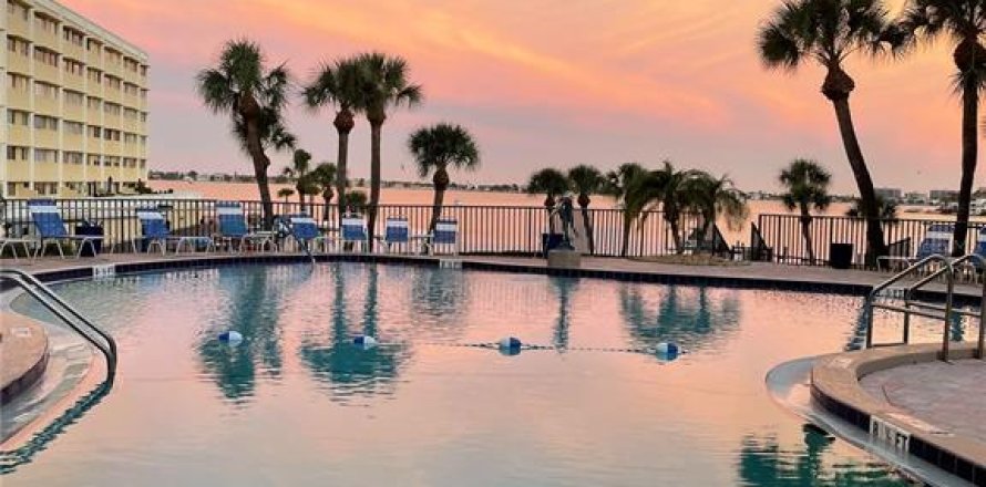 Condo in Belleair Bluffs, Florida, 1 bedroom № 1780476