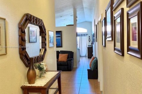 House in Homestead, Florida 3 bedrooms, 124.12 sq.m. № 2016321 - photo 5