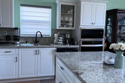 House in Homestead, Florida 3 bedrooms, 124.12 sq.m. № 2016321 - photo 9