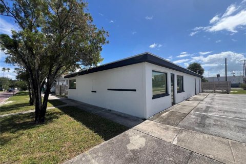 Propiedad comercial en alquiler en Tampa, Florida, 176.51 m2 № 2109069 - foto 2