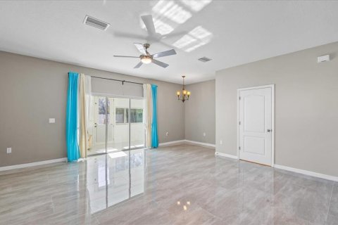 Townhouse in Gibsonton, Florida 3 bedrooms, 156.45 sq.m. № 2122218 - photo 4
