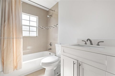 Propiedad comercial en venta en Miami, Florida № 1864666 - foto 13