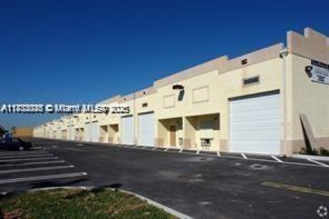 Commercial property in Miami, Florida № 1814209 - photo 1