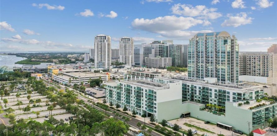 Condo in Tampa, Florida, 2 bedrooms № 1766161