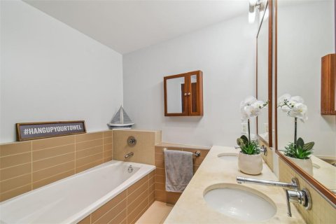 Condo in Tampa, Florida, 2 bedrooms  № 1766161 - photo 17