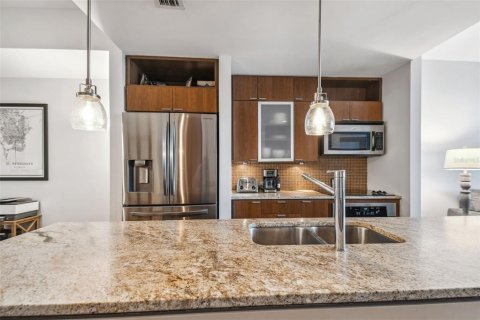 Condo in Tampa, Florida, 2 bedrooms  № 1766161 - photo 9