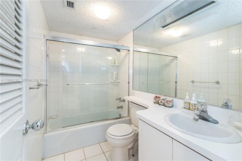 Condominio en alquiler en Hallandale Beach, Florida, 1 dormitorio, 83.24 m2 № 2074844 - foto 17