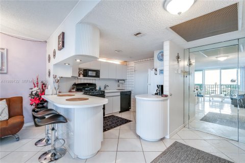 Condominio en alquiler en Hallandale Beach, Florida, 1 dormitorio, 83.24 m2 № 2074844 - foto 8