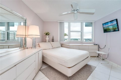 Condominio en alquiler en Hallandale Beach, Florida, 1 dormitorio, 83.24 m2 № 2074844 - foto 15