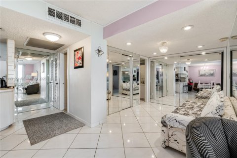 Condominio en alquiler en Hallandale Beach, Florida, 1 dormitorio, 83.24 m2 № 2074844 - foto 13