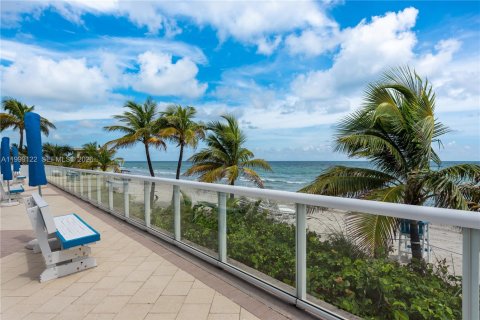 Condominio en alquiler en Hallandale Beach, Florida, 1 dormitorio, 83.24 m2 № 2074844 - foto 23