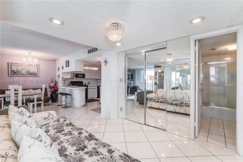 Condominio en alquiler en Hallandale Beach, Florida, 1 dormitorio, 83.24 m2 № 2074844 - foto 11