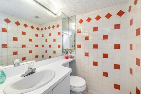 Condominio en alquiler en Hallandale Beach, Florida, 1 dormitorio, 83.24 m2 № 2074844 - foto 18