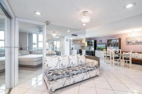 Condominio en alquiler en Hallandale Beach, Florida, 1 dormitorio, 83.24 m2 № 2074844 - foto 12