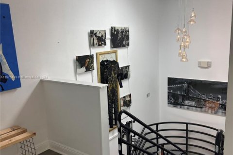 Propiedad comercial en alquiler en Miami, Florida № 1146259 - foto 1